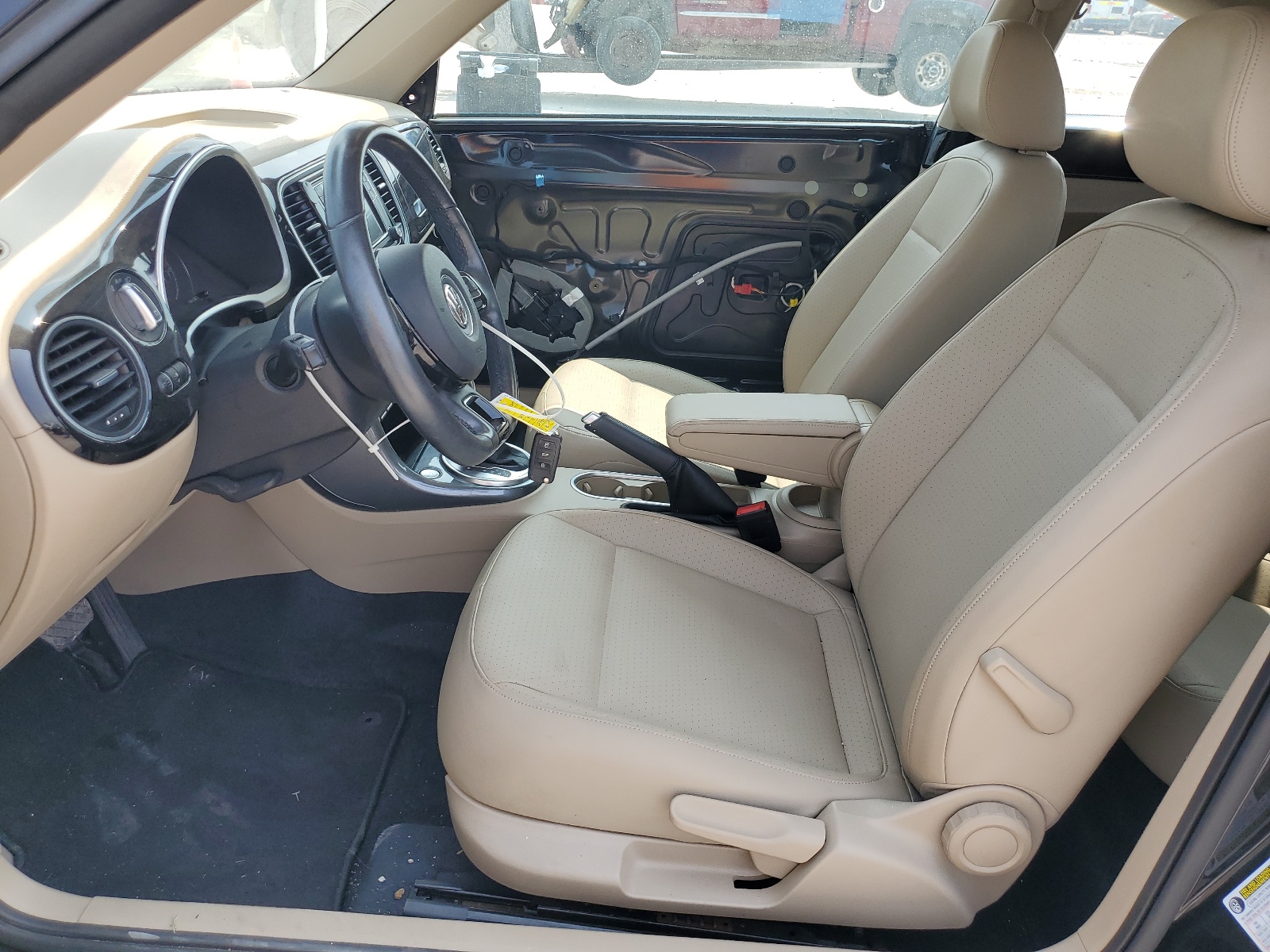 3VWJD7AT1JM727699 2018 Volkswagen Beetle Se