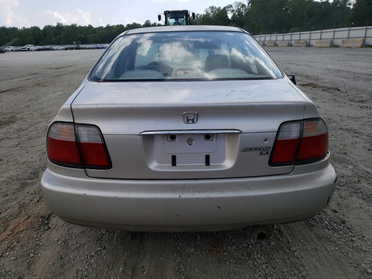 1996 Honda Accord Lx VIN: 1HGCD5538TA227518 Lot: 62995164