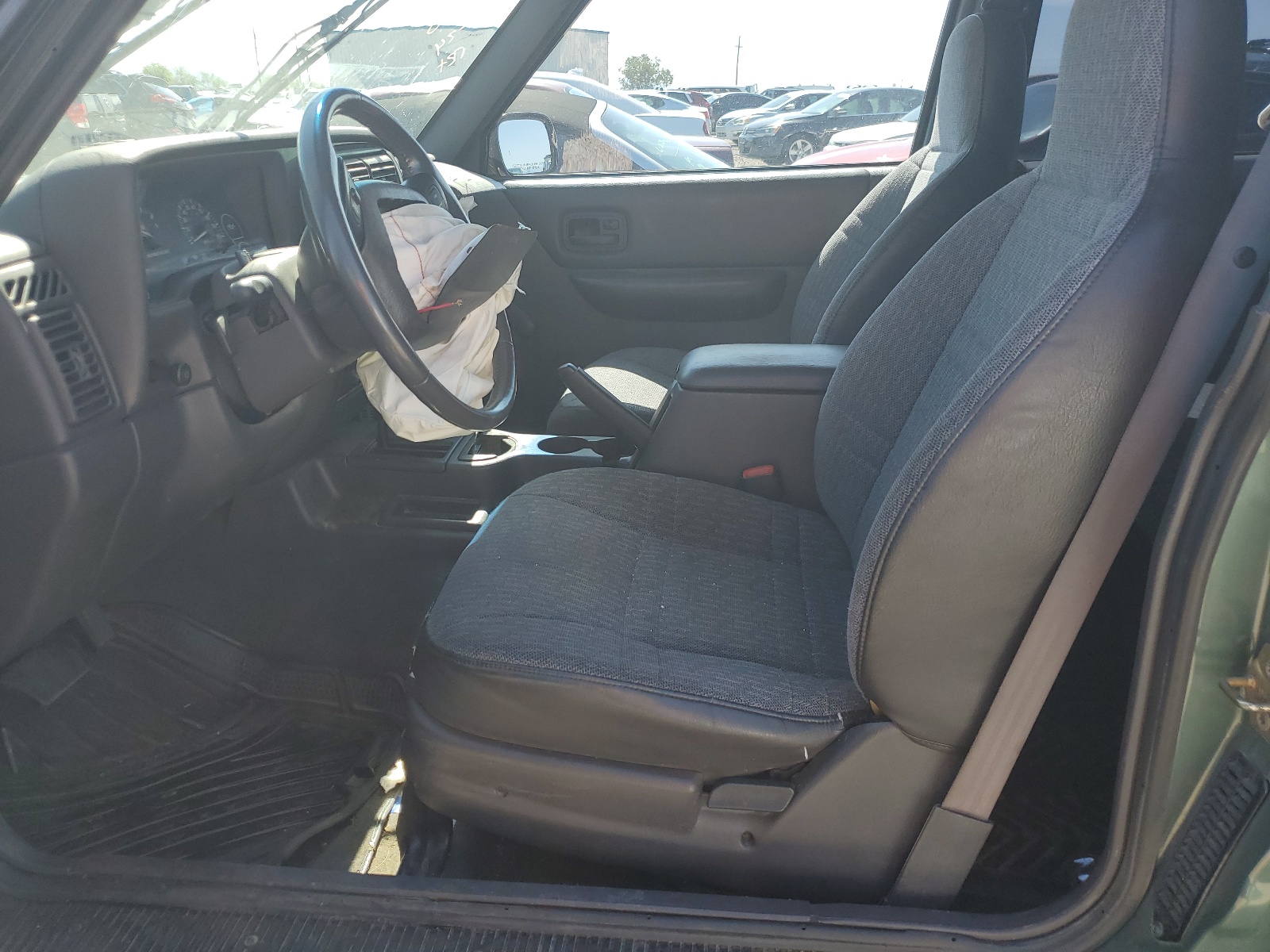 1J4FT27S8YL123831 2000 Jeep Cherokee Se