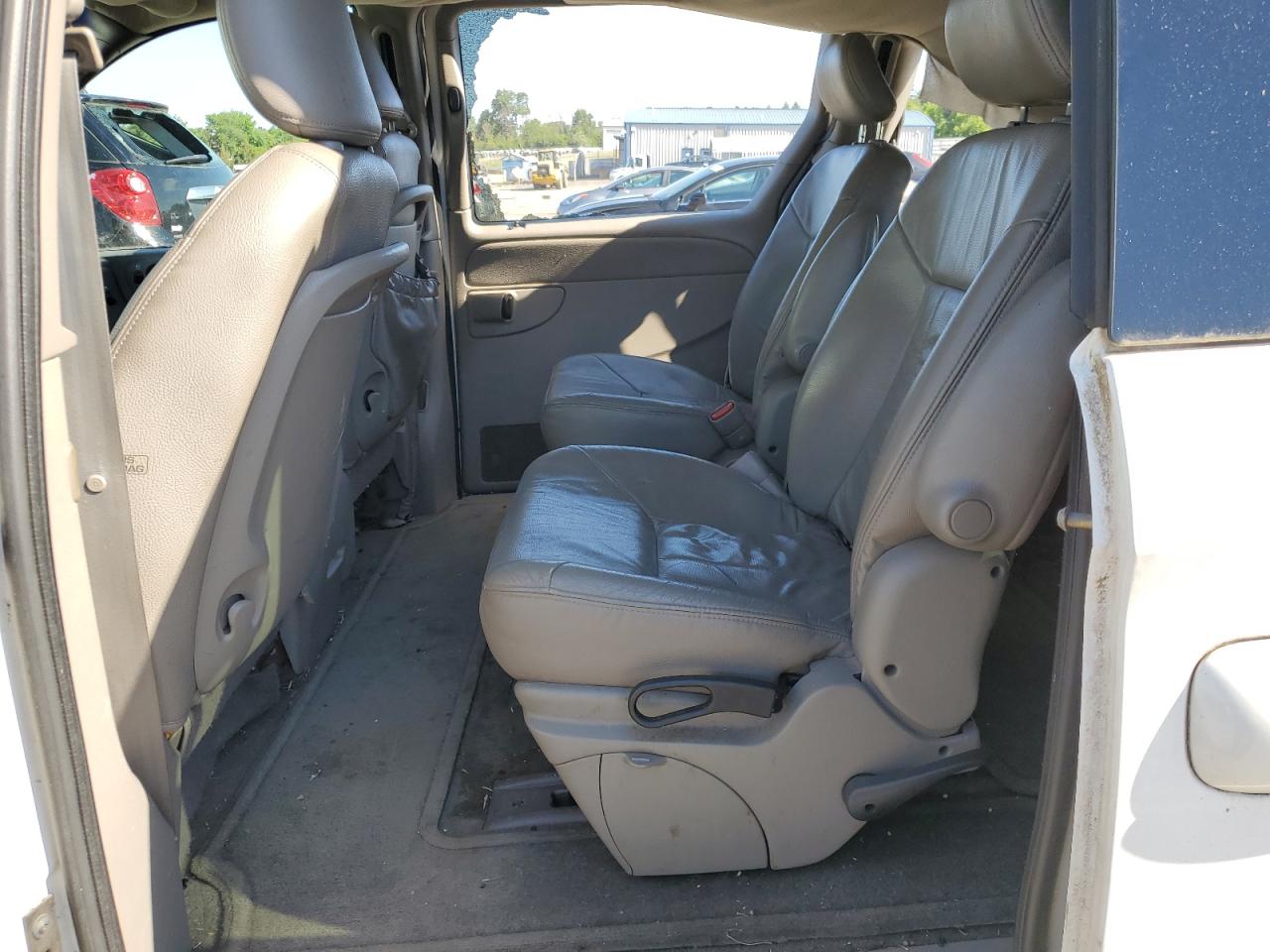 2002 Chrysler Town & Country Lxi VIN: 2C8GT54L22R566272 Lot: 61597354