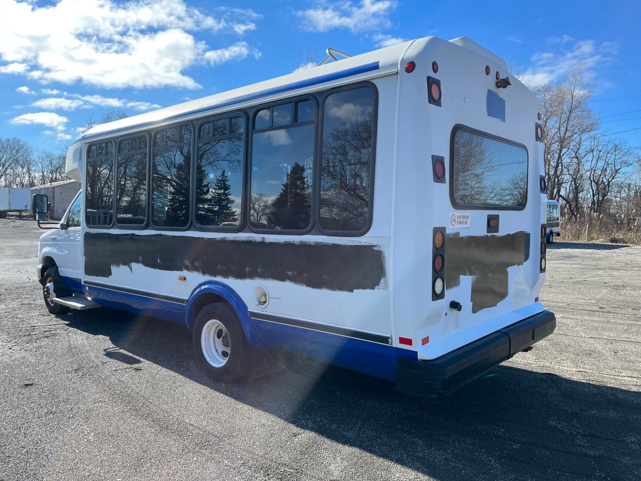 2013 Ford Econoline E450 Super Duty Cutaway Van VIN: 1FDFE4FS0DDB30821 Lot: 64204064