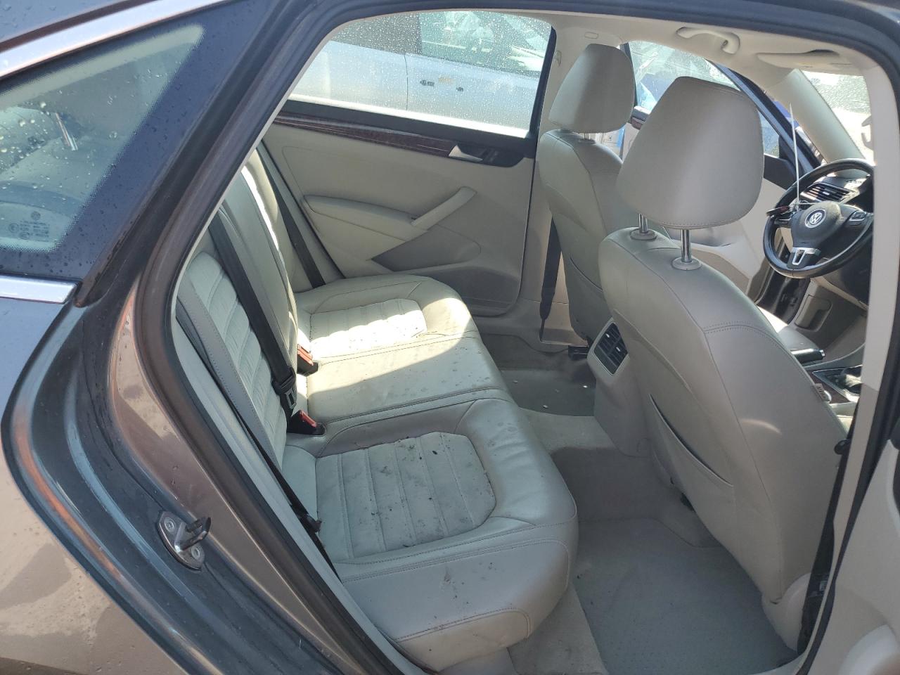 2014 Volkswagen Passat - Image 10