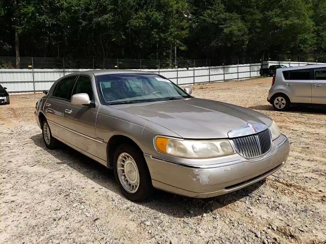 2001 Lincoln Town Car Executive VIN: 1LNHM81WX1Y676639 Lot: 63595624