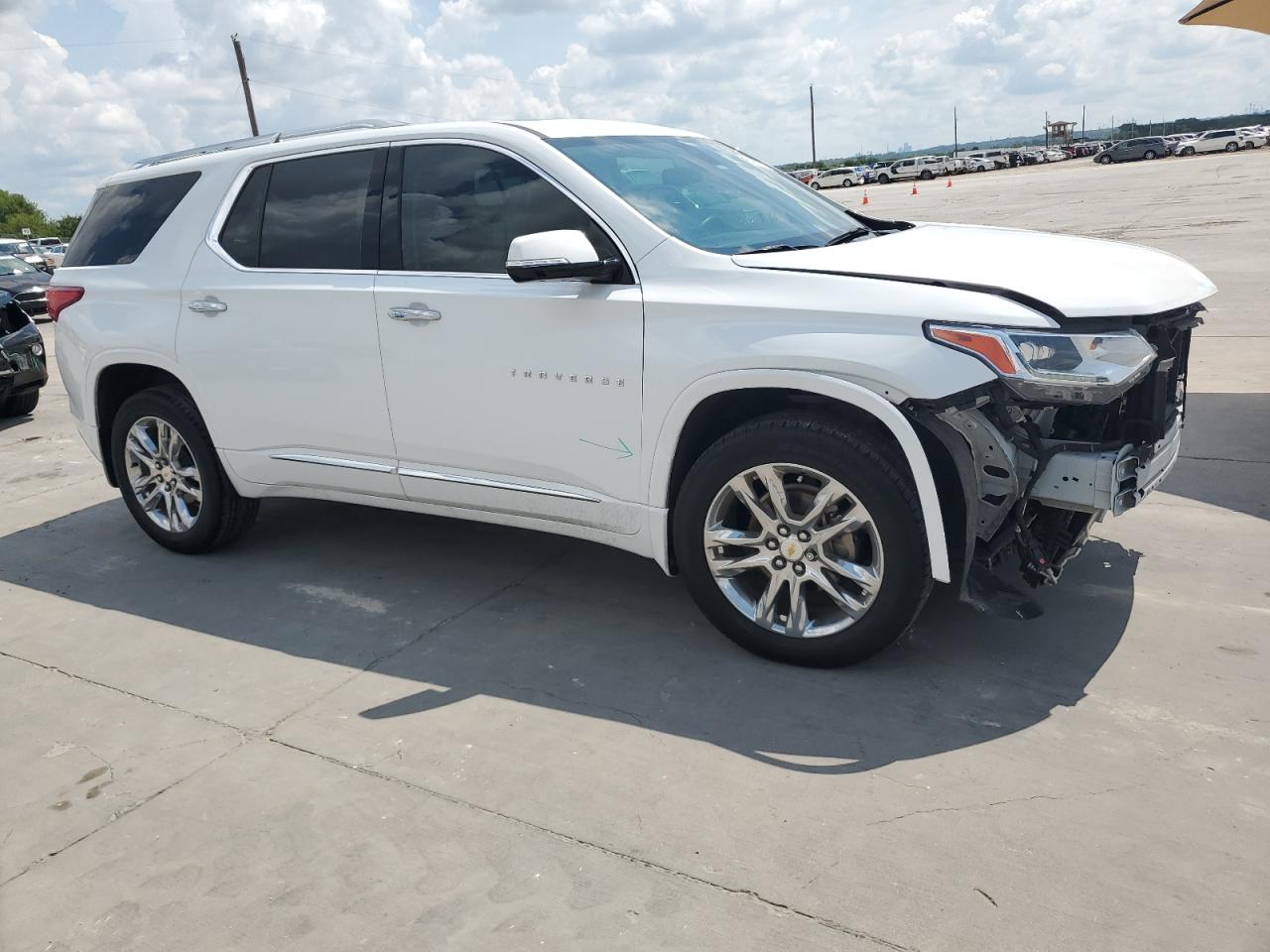 VIN 1GNERNKWXKJ318335 2019 CHEVROLET TRAVERSE no.4