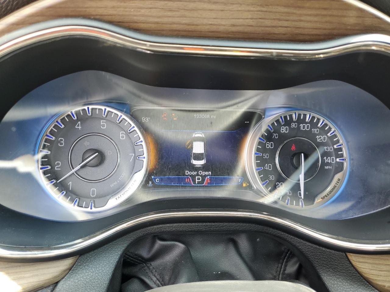 2015 Chrysler 200 - Image 9