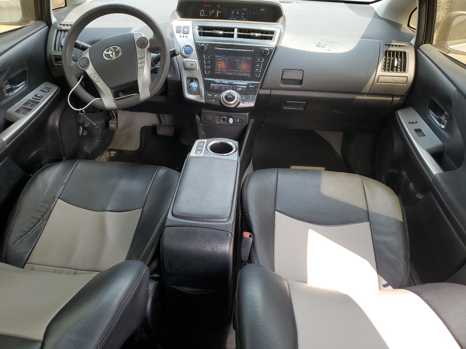 JTDZN3EUXHJ068740 2017 Toyota Prius V