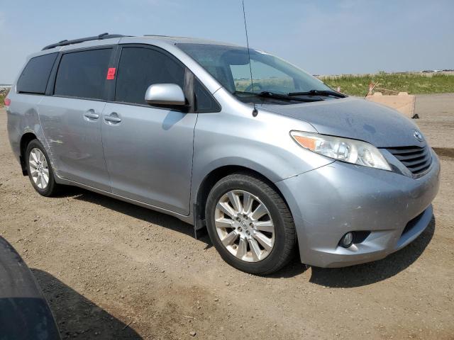 2013 TOYOTA SIENNA XLE