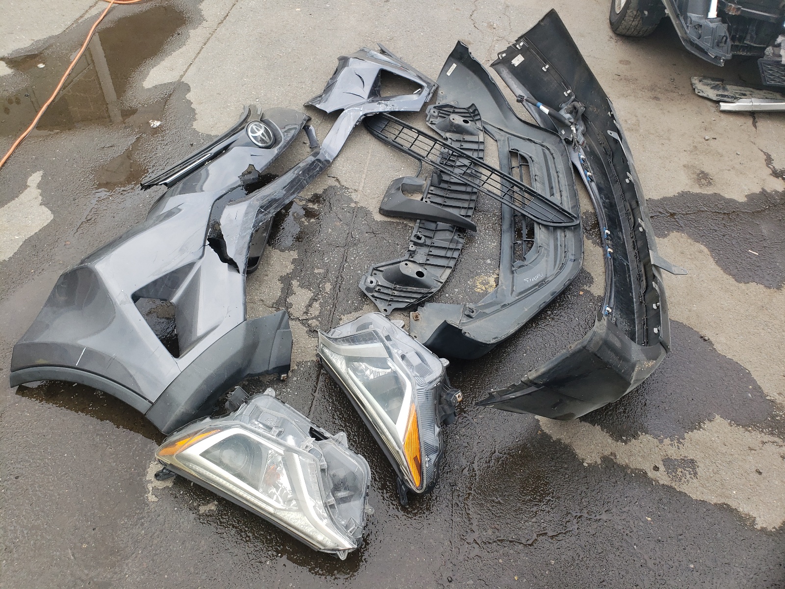 JTMBFREV8HJ143297 2017 Toyota Rav4 Le