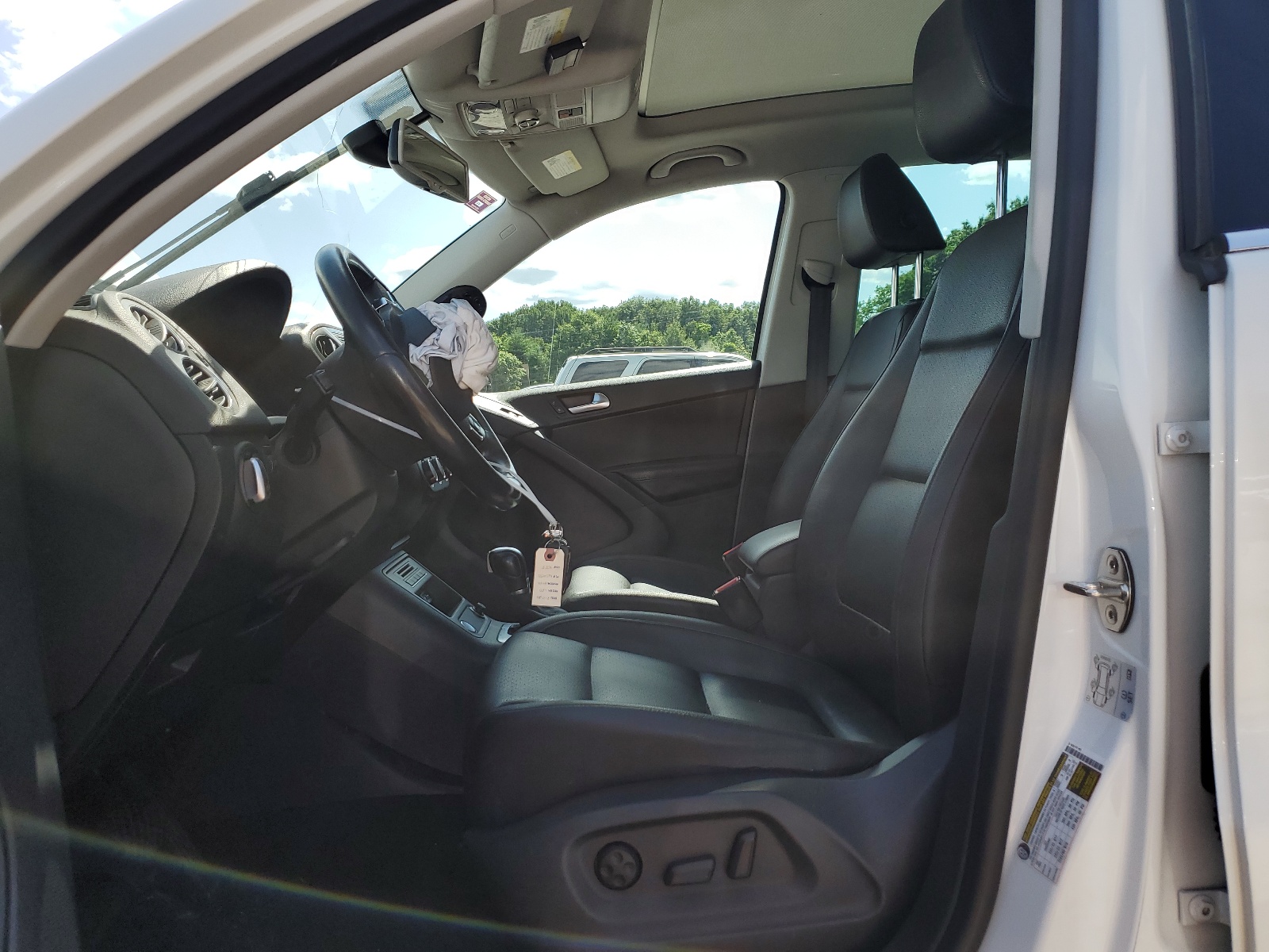 WVGSV7AX0HK003555 2017 Volkswagen Tiguan Wolfsburg