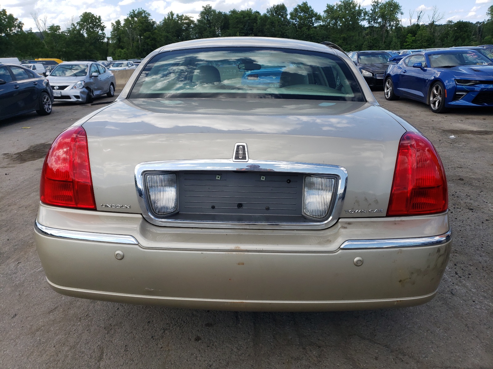 1LNHM83W04Y682726 2004 Lincoln Town Car Ultimate