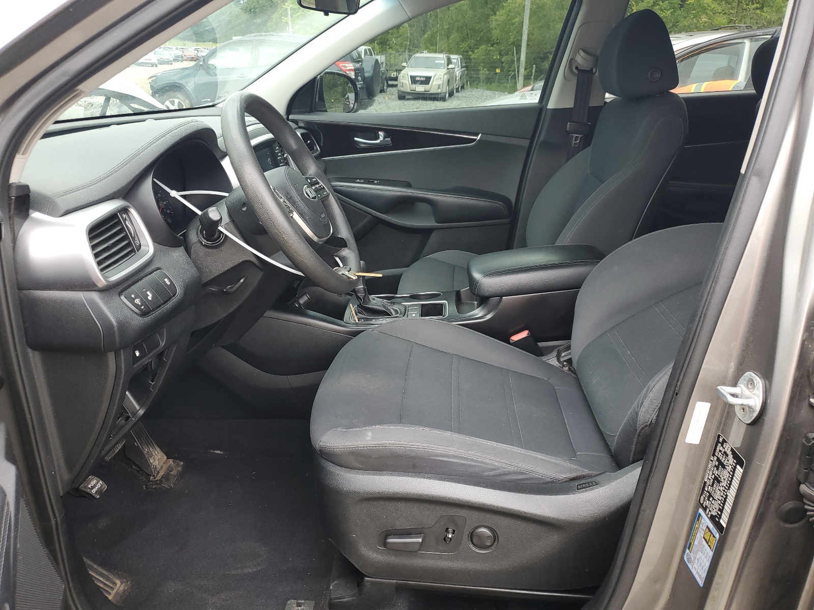 2019 Kia Sorento Lx vin: 5XYPG4A52KG487789