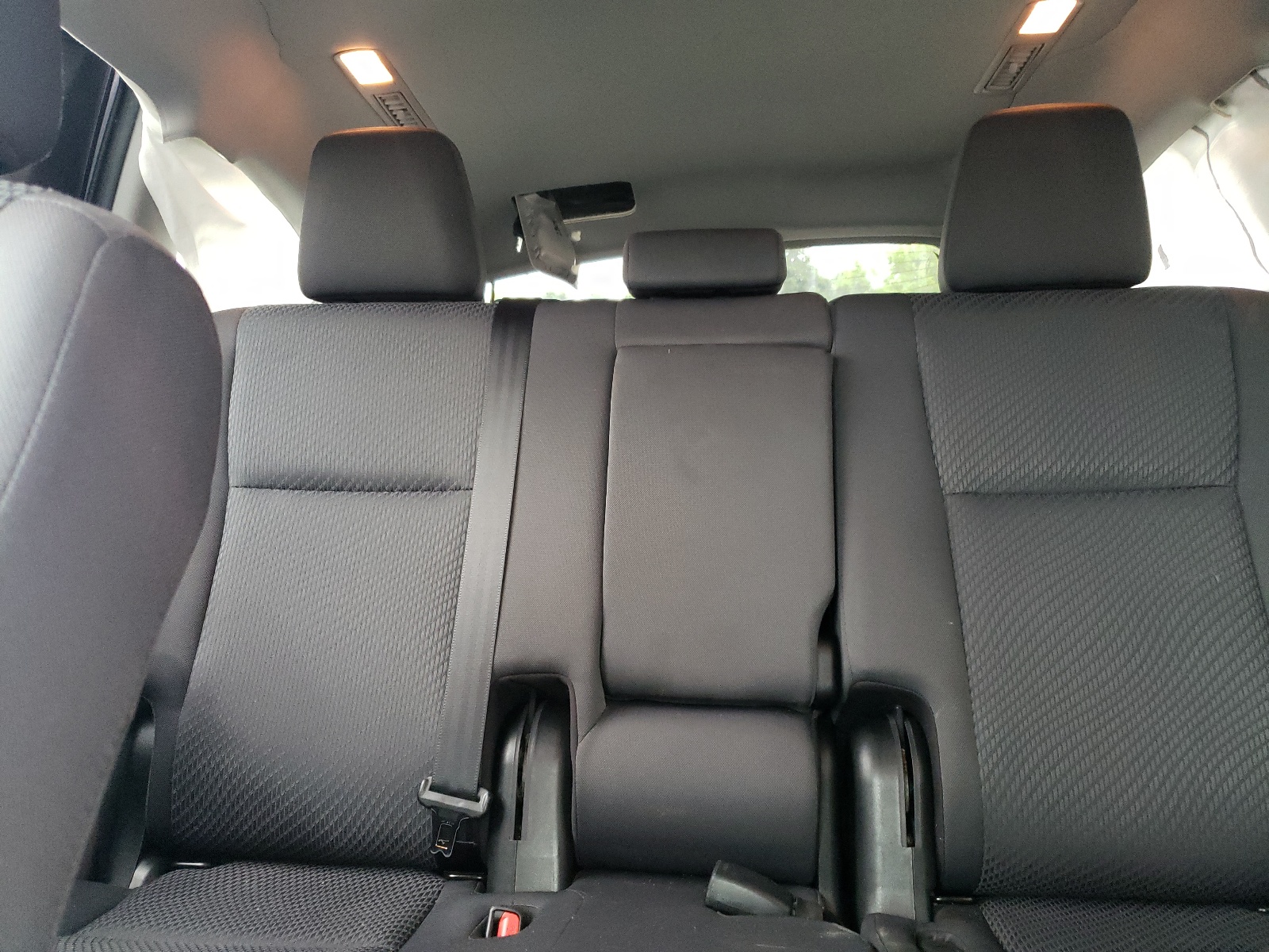 5TDZARFHXKS058803 2019 Toyota Highlander Le