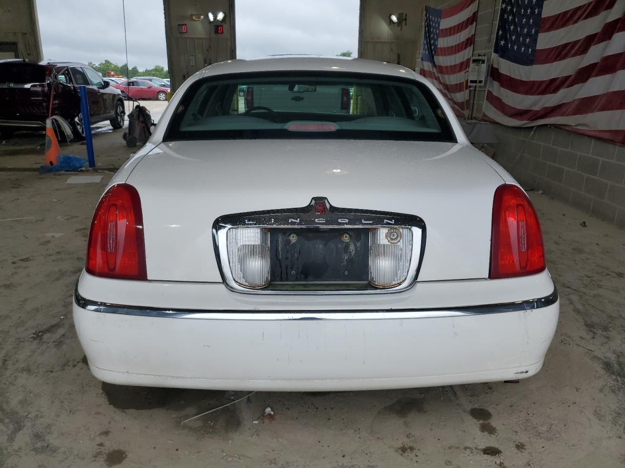 2000 Lincoln Town Car Executive VIN: 1LNHM81W8YY811479 Lot: 61745424