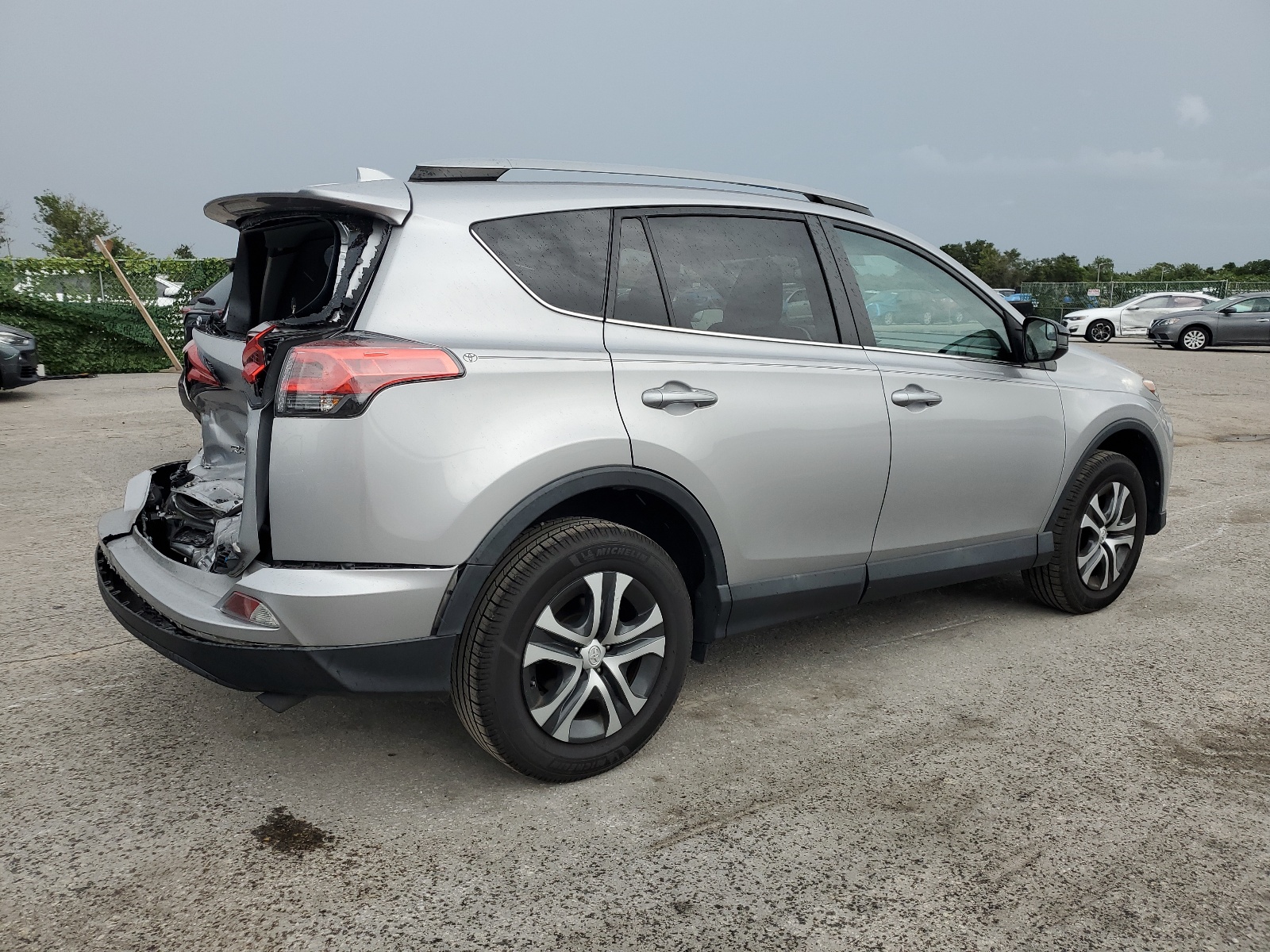 2017 Toyota Rav4 Le vin: 2T3ZFREV9HW336672