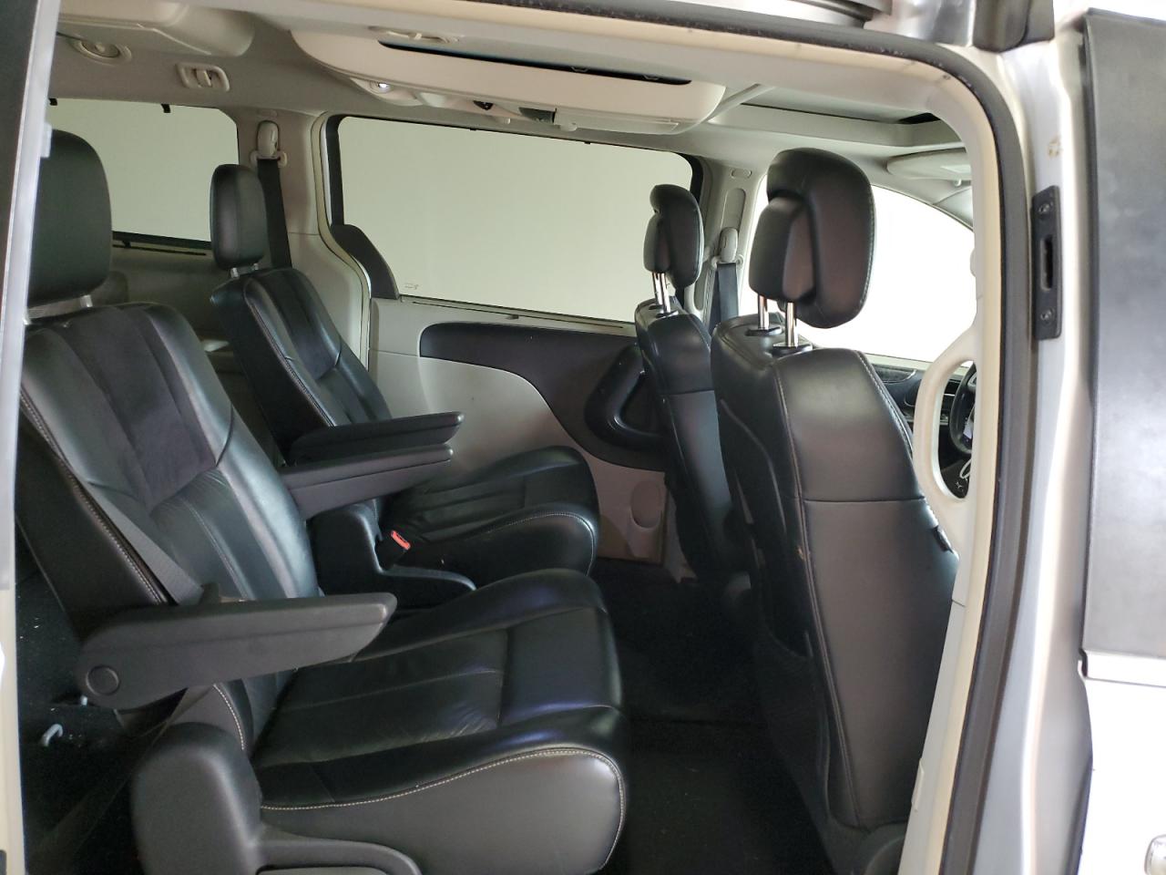 2011 Chrysler Town & Country Limited VIN: 2A4RR6DG8BR655324 Lot: 64818804