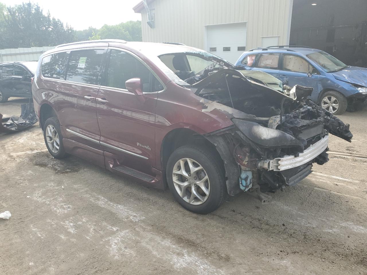2018 Chrysler Pacifica - Image 4