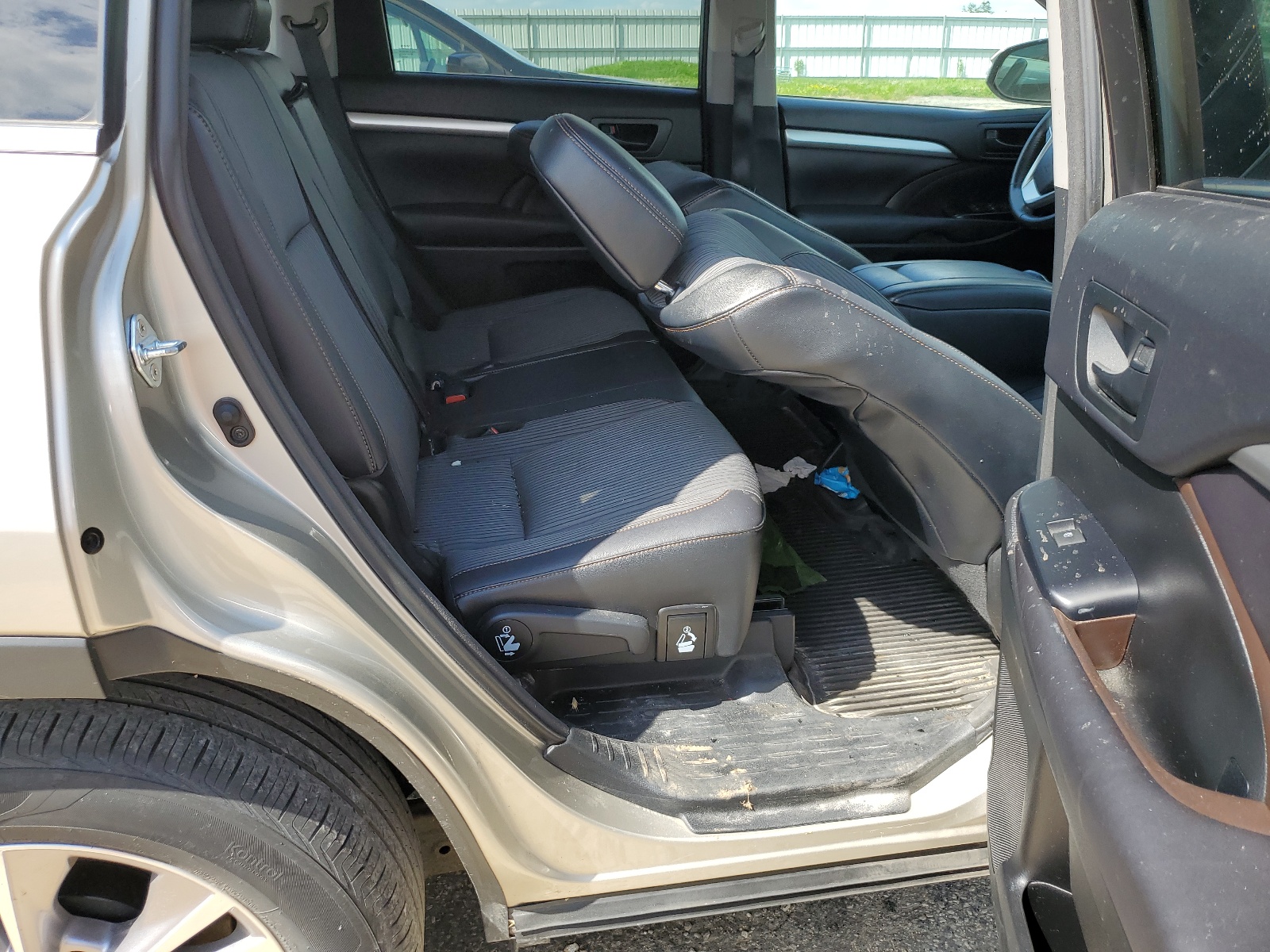 5TDBKRFHXGS312323 2016 Toyota Highlander Le