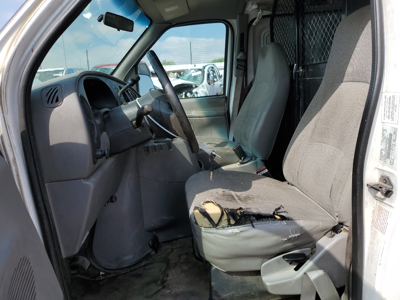 1FTRE14W9YHB00057 2000 Ford Econoline E150 Van