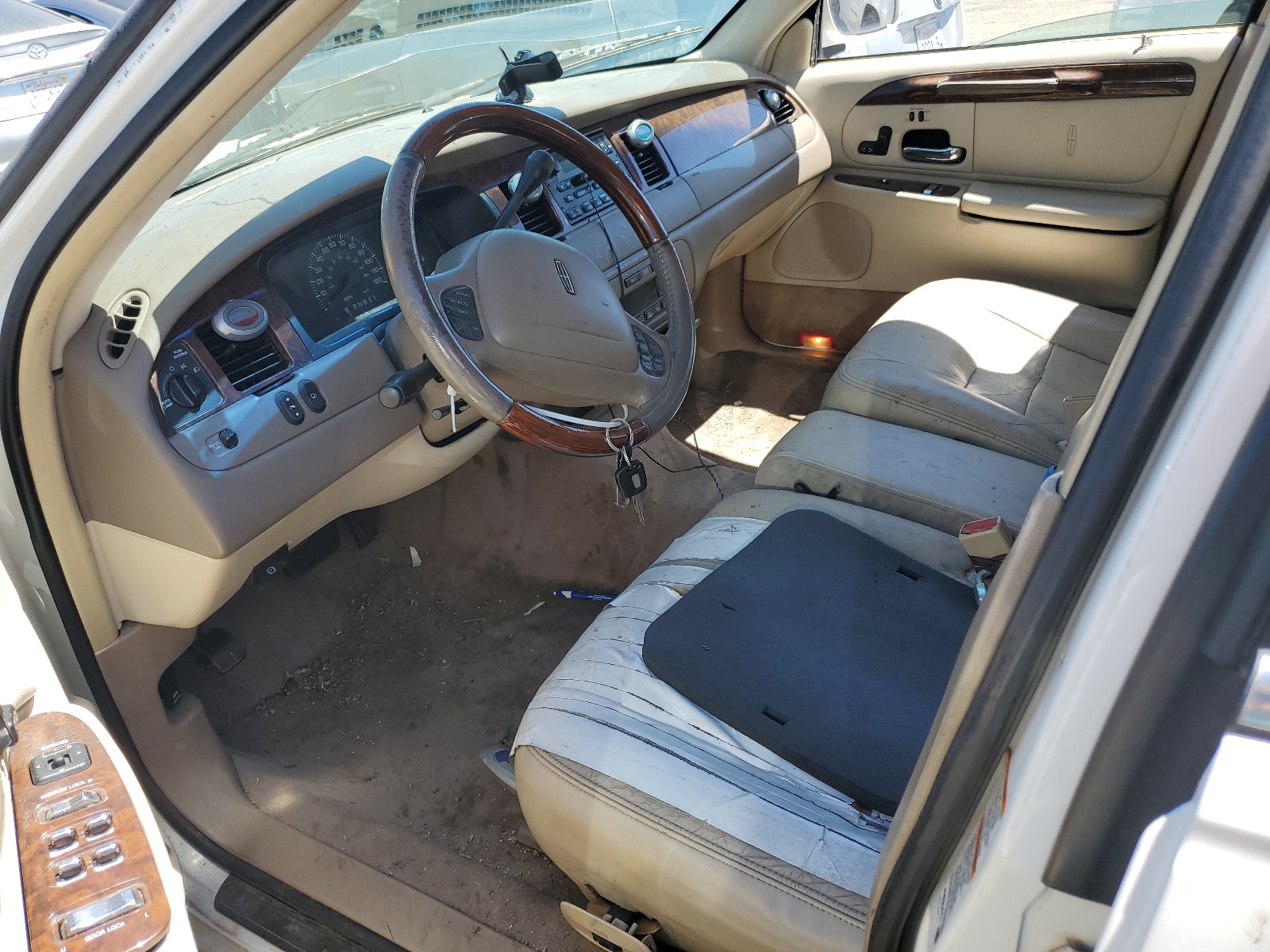1LNHM82W01Y703541 2001 Lincoln Town Car Signature