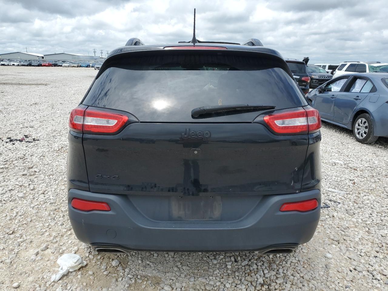 2018 Jeep Cherokee Latitude VIN: 1C4PJMCX1JD582907 Lot: 64641944