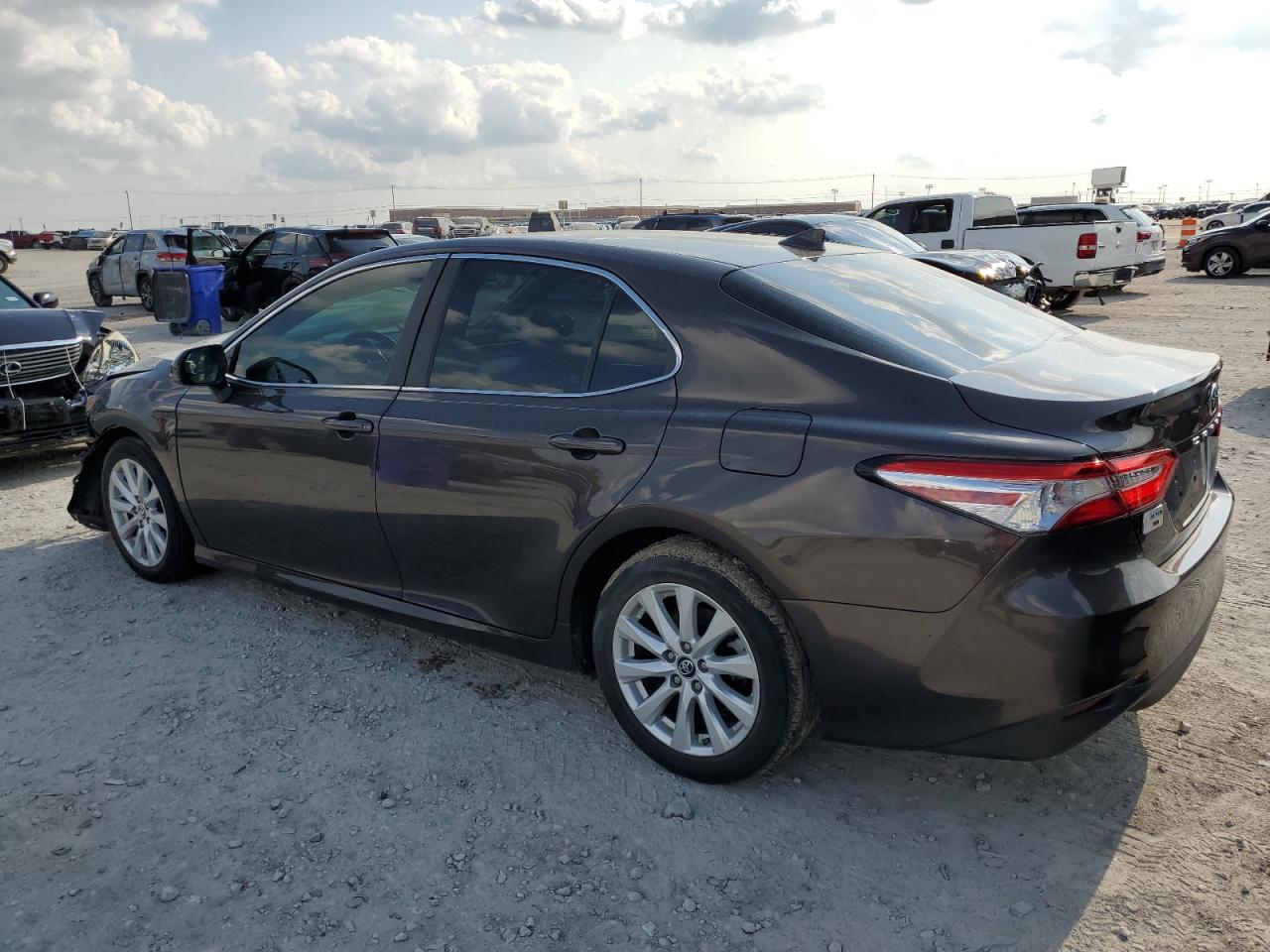 4T1B11HK1KU685067 2019 TOYOTA CAMRY - Image 2