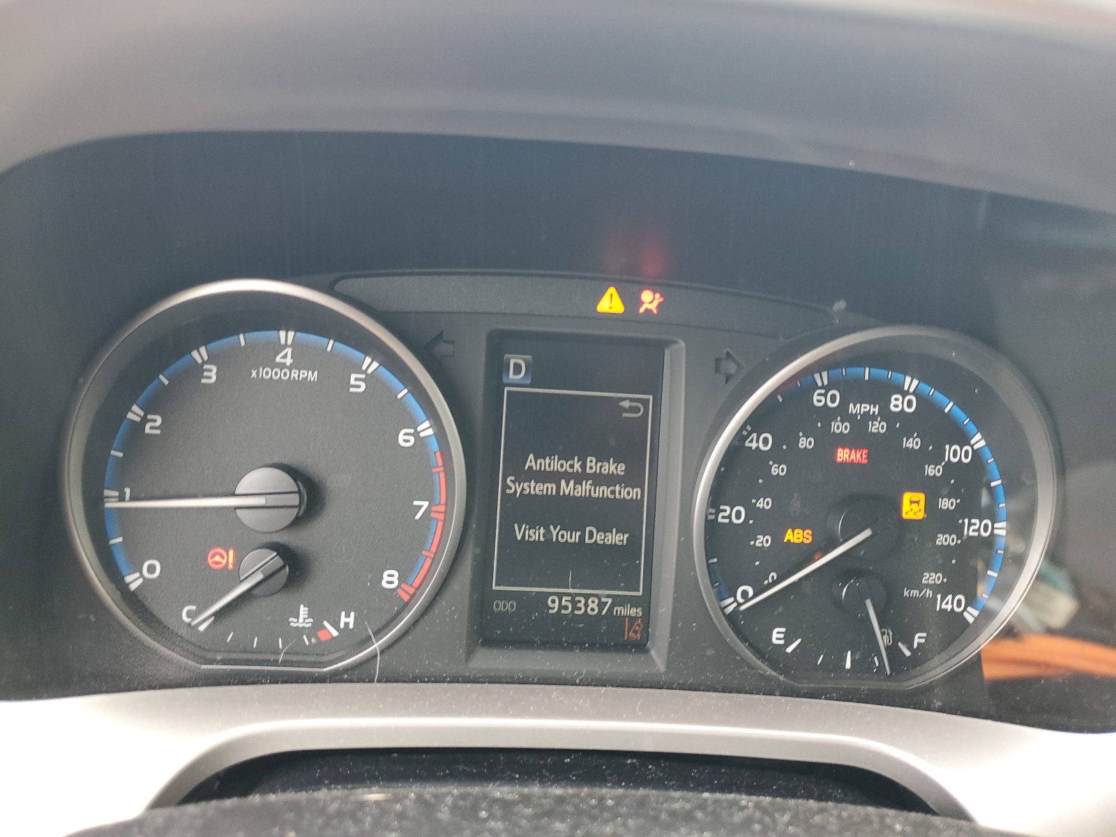 JTMBFREV3JJ252269 2018 Toyota Rav4 Le