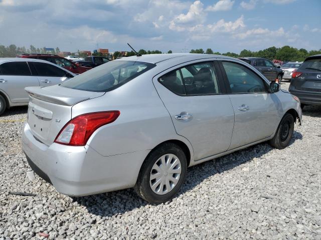  NISSAN VERSA 2018 Srebrny