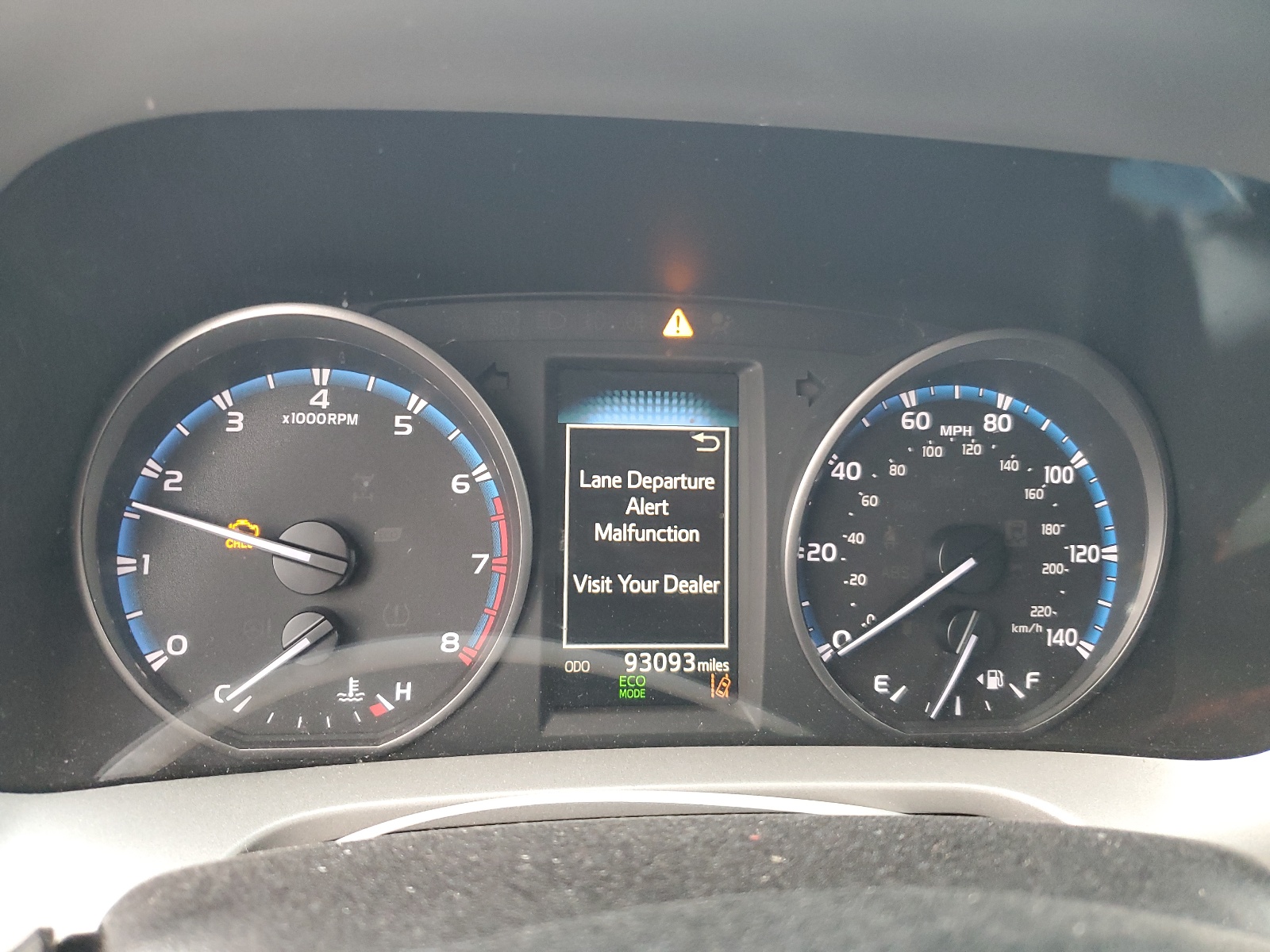 2T3ZFREVXJW443901 2018 Toyota Rav4 Le