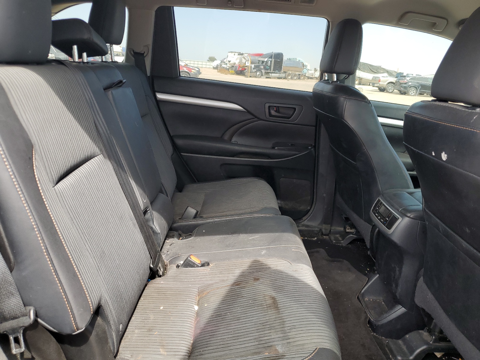 5TDZKRFH8FS118354 2015 Toyota Highlander Le