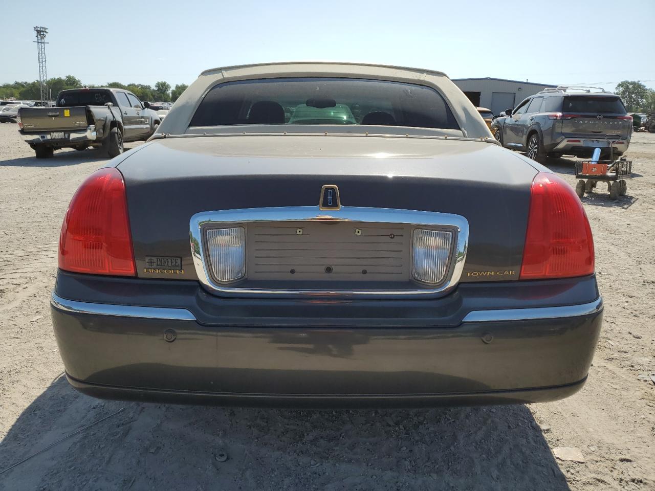 2005 Lincoln Town Car Signature VIN: 1LNHM81W45Y613168 Lot: 64187024