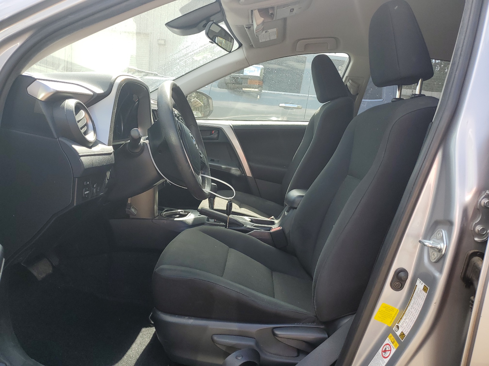 JTMZFREVXJD127329 2018 Toyota Rav4 Le