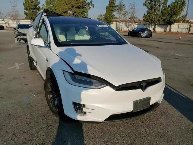 2018 Tesla Model X VIN: 5YJXCAE28JF090605 Lot: 62559714