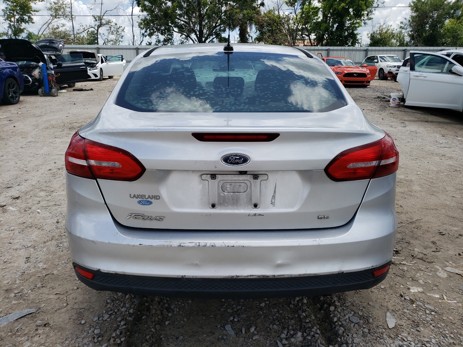 2018 Ford Focus Se vin: 1FADP3F23JL266187