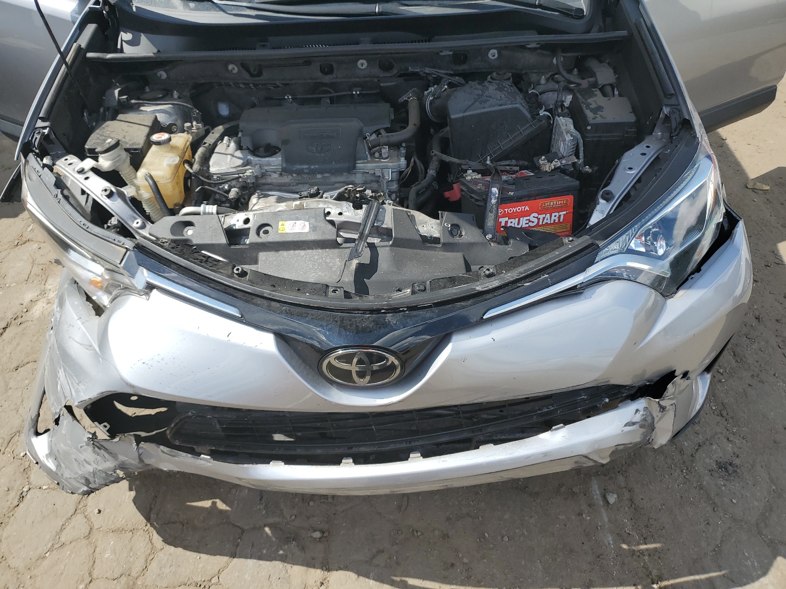 JTMZFREVXJD127329 2018 Toyota Rav4 Le