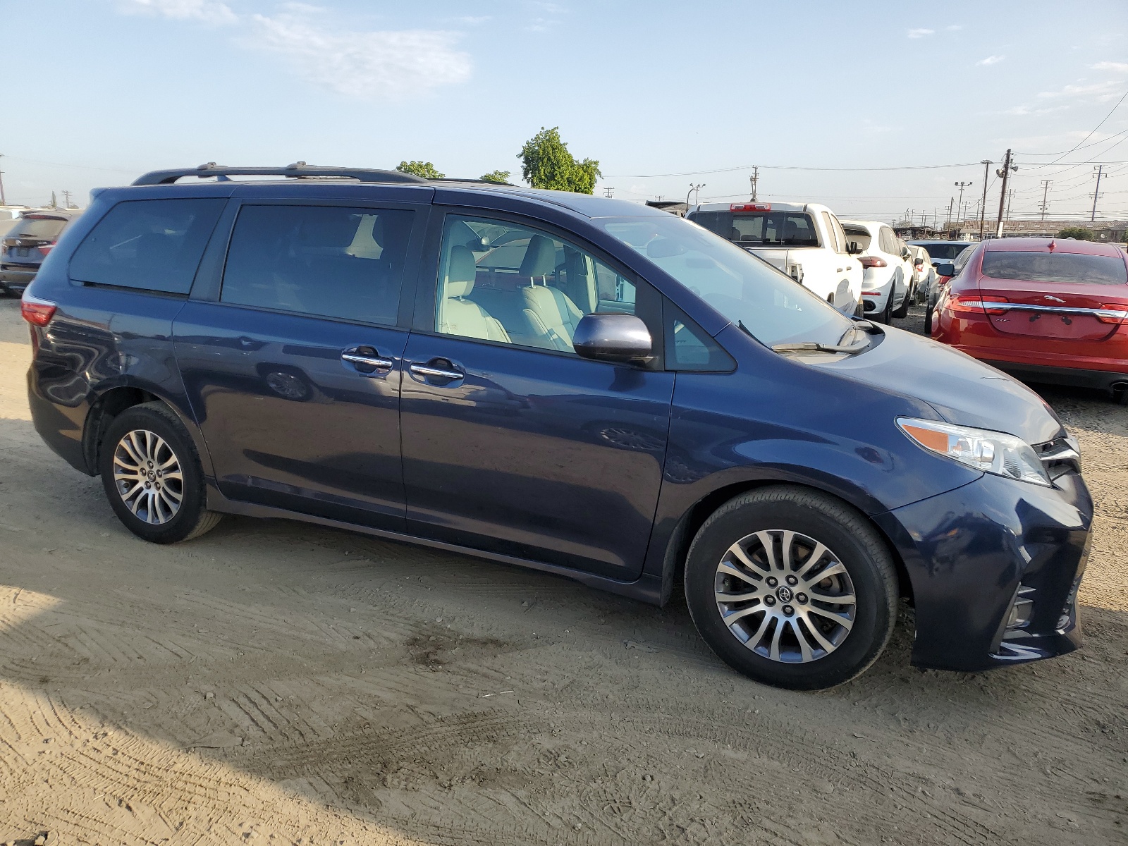 2018 Toyota Sienna Xle vin: 5TDYZ3DC9JS914924