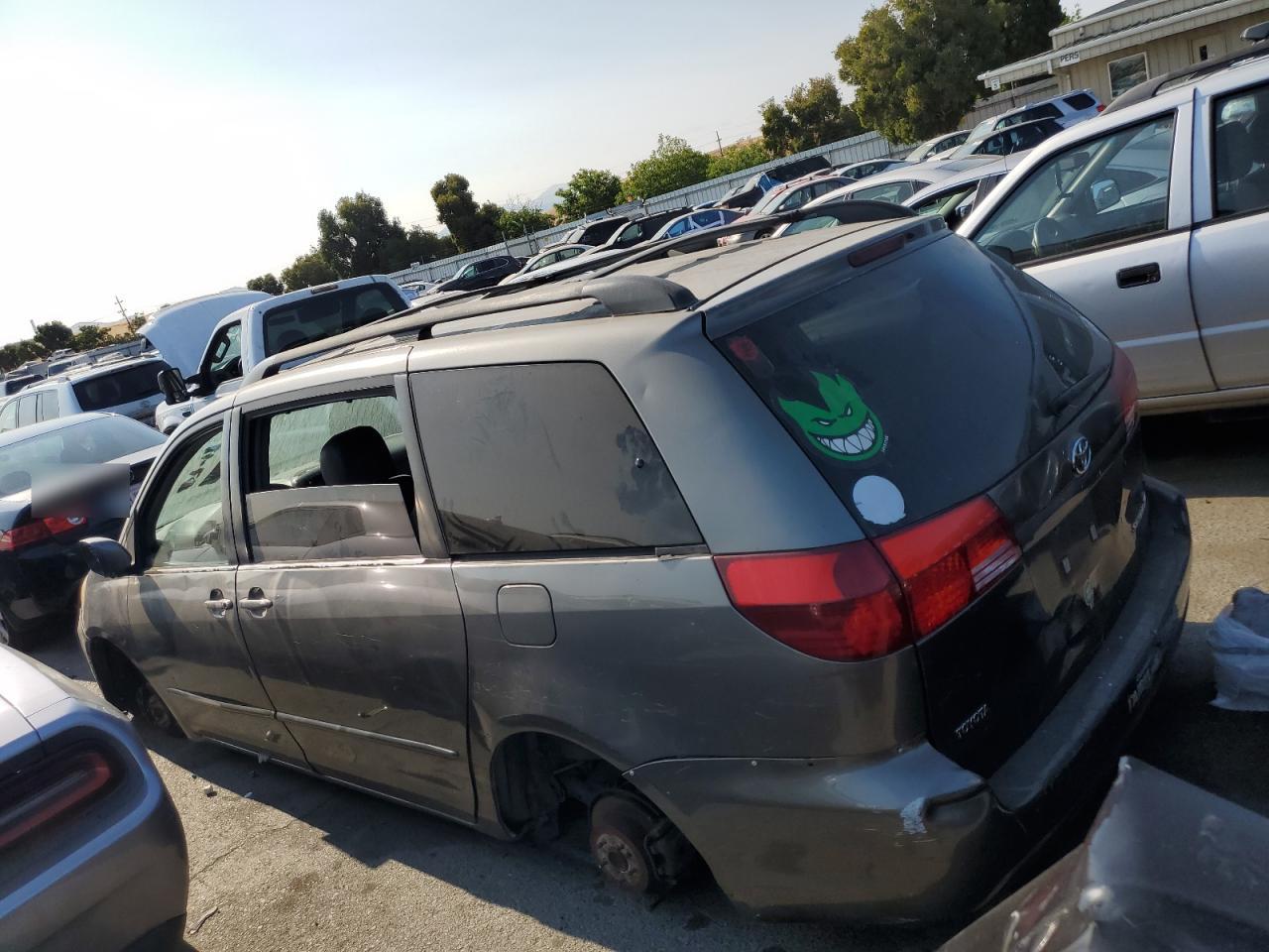 2004 Toyota Sienna - Image 2