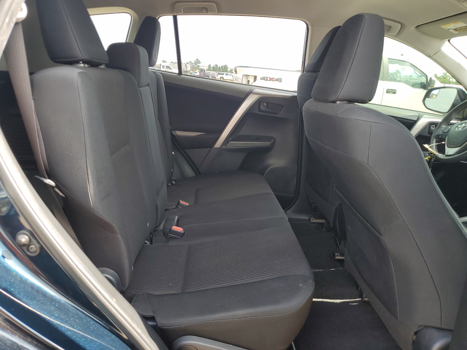 JTMZFREV3JJ173957 2018 Toyota Rav4 Le