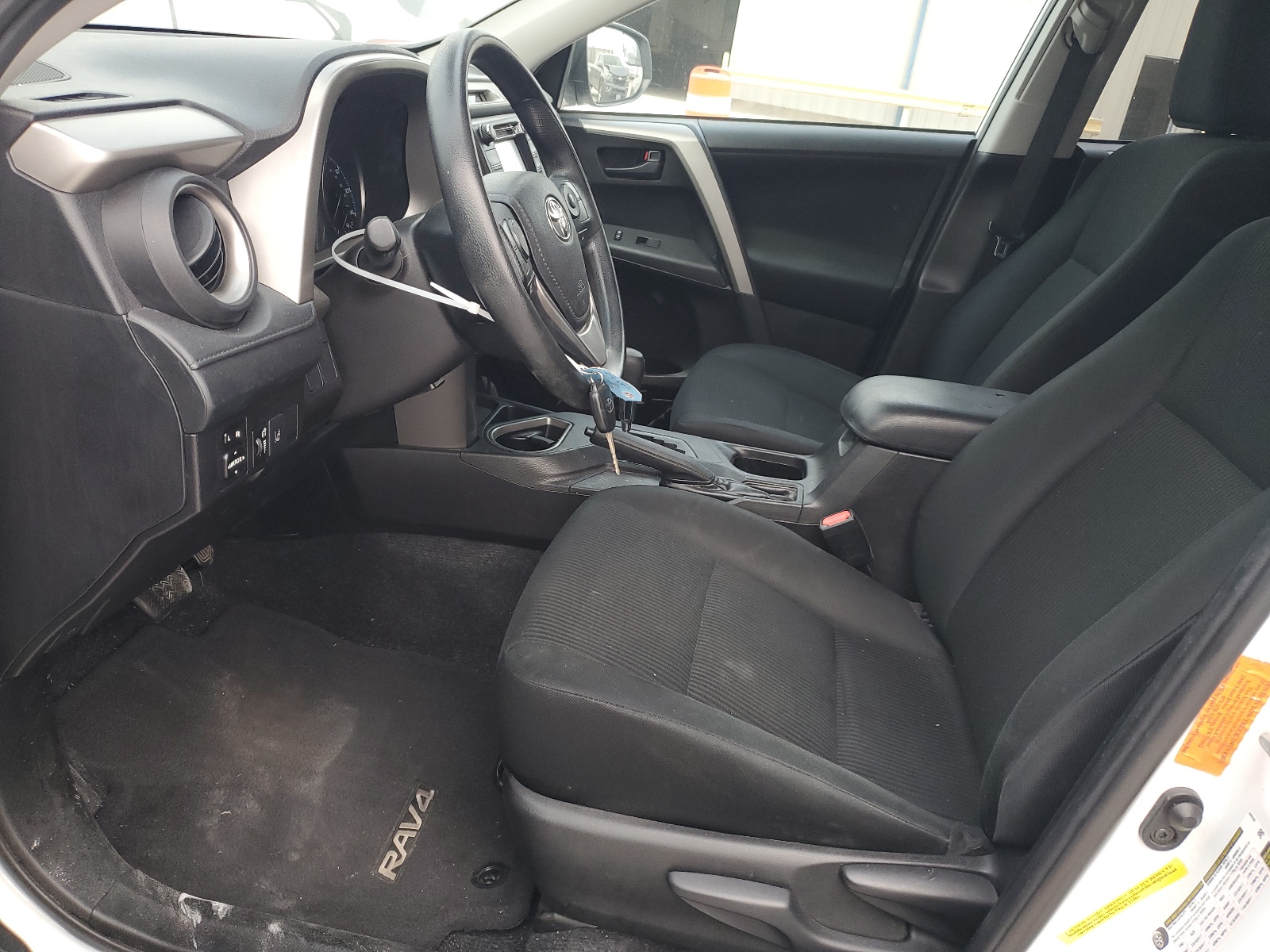 2T3ZFREVXJW443901 2018 Toyota Rav4 Le