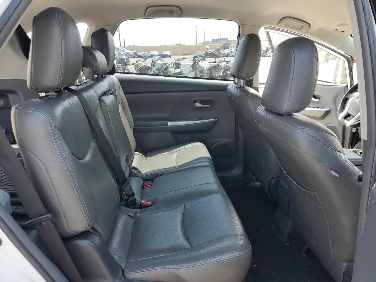 2012 Toyota Prius - Image 11