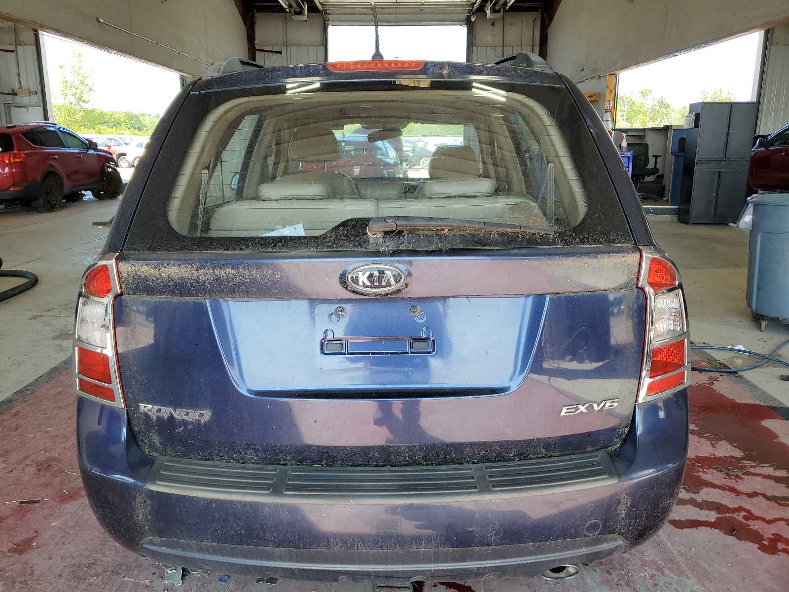 KNAFG526177084493 2007 Kia Rondo Lx