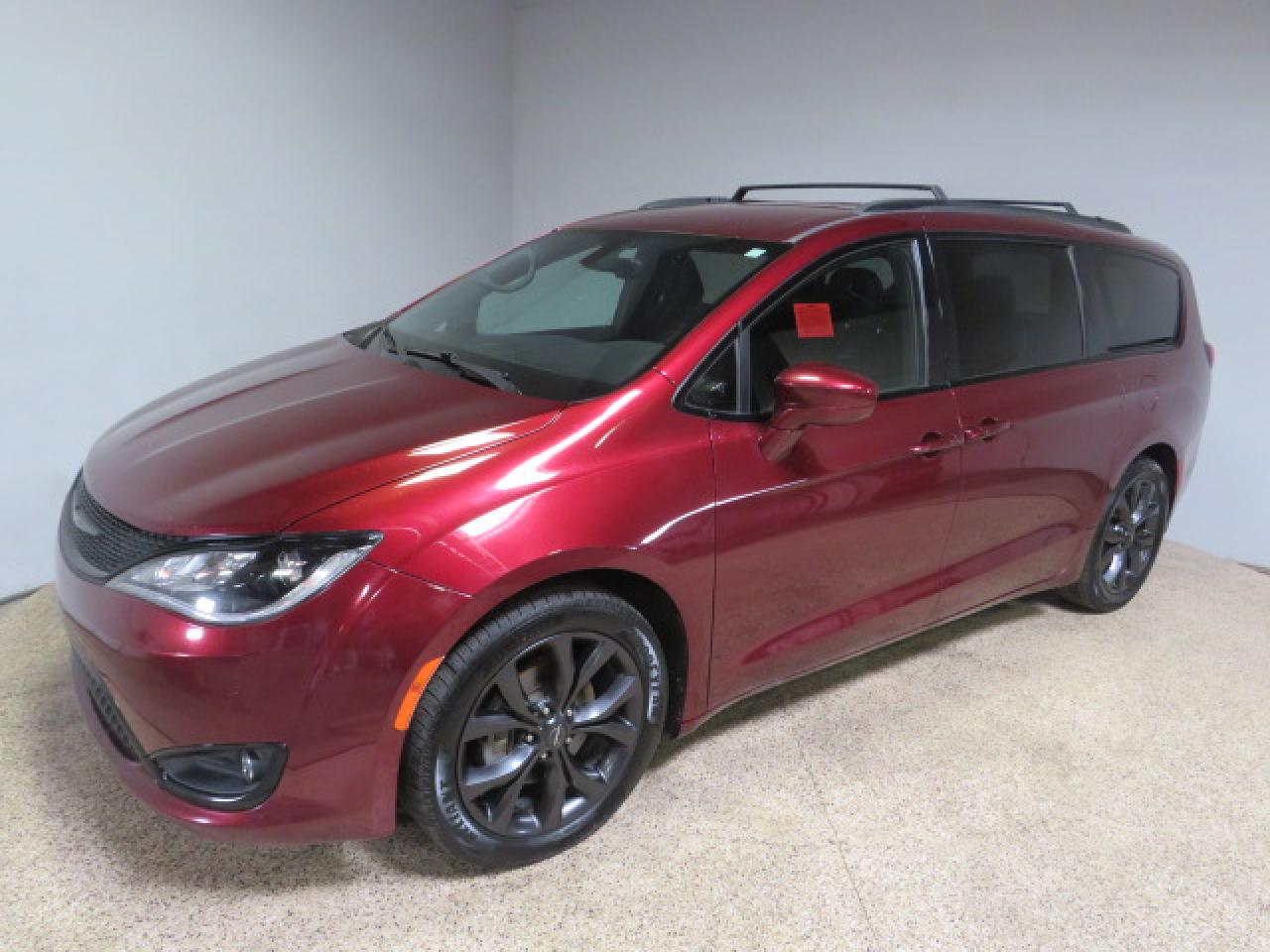 2018 Chrysler Pacifica - Image 2