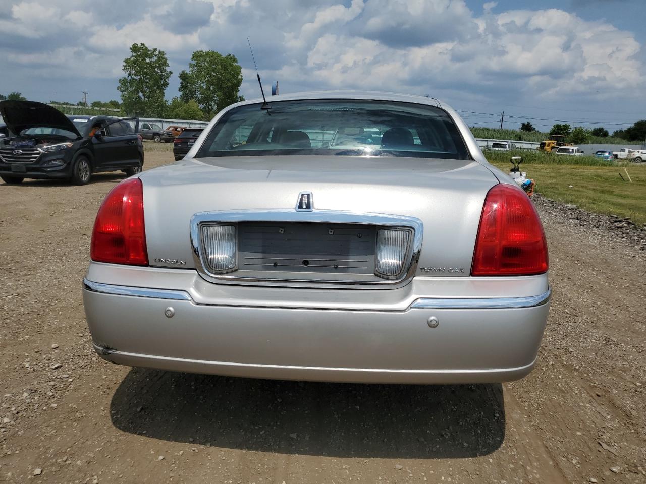 2003 Lincoln Town Car Cartier VIN: 1LNHM83W33Y622339 Lot: 64569484