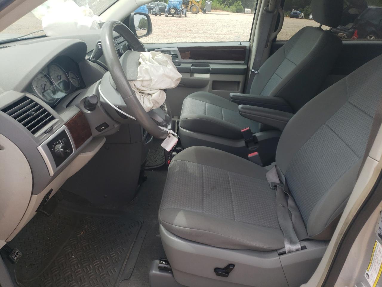 2010 Chrysler Town & Country Touring VIN: 2A4RR5D18AR235261 Lot: 61276974