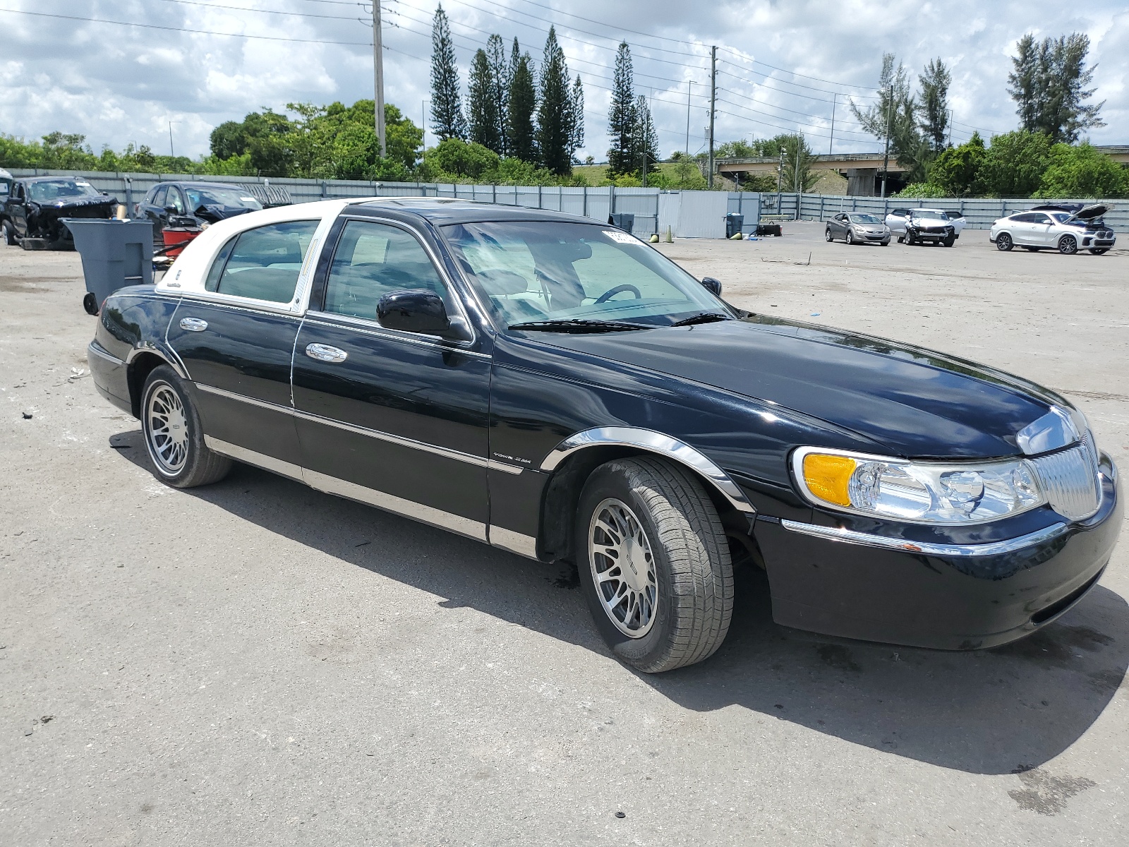 1LNHM82W11Y607689 2001 Lincoln Town Car Signature