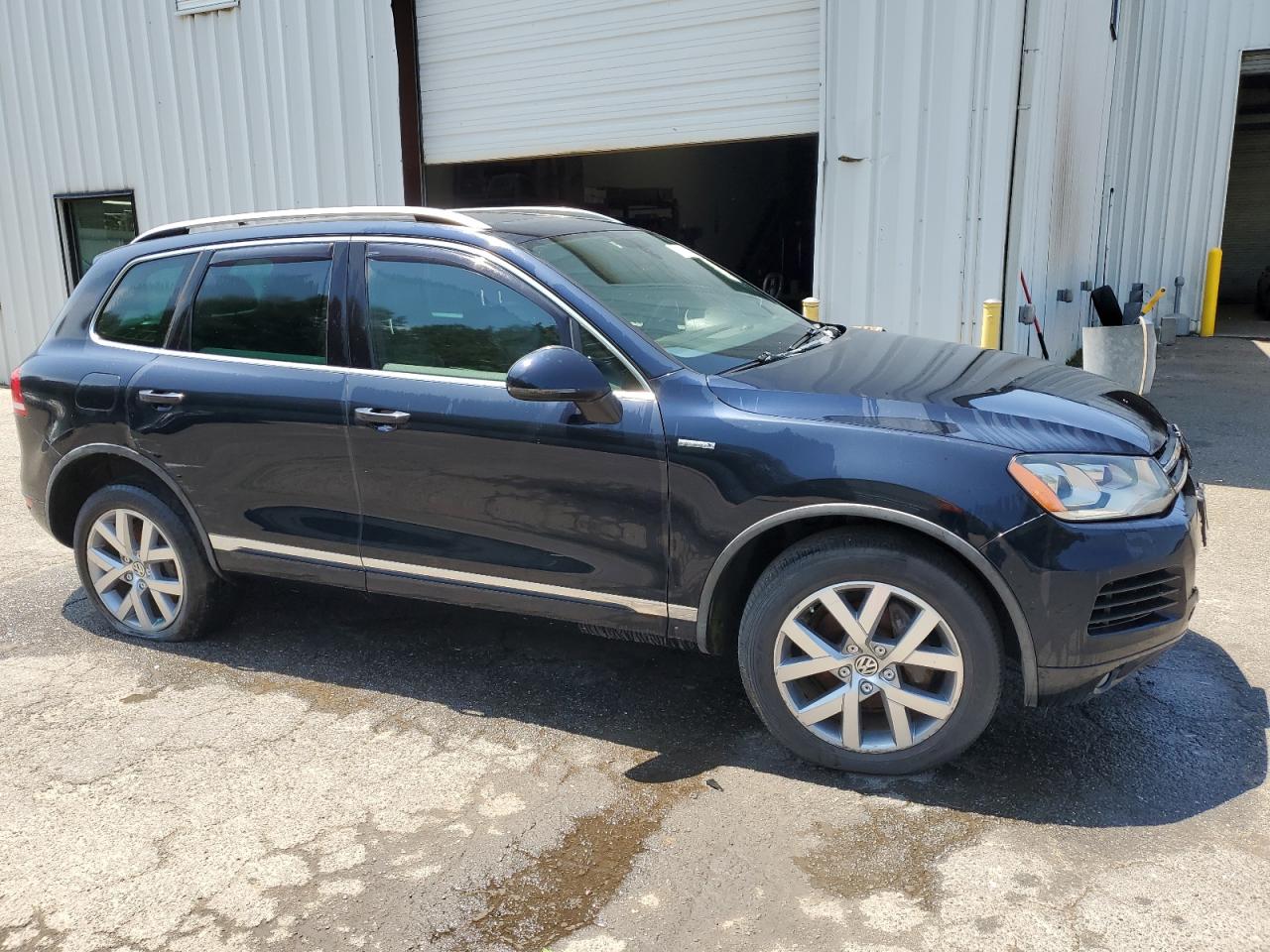 2014 Volkswagen Touareg V6 Tdi for Sale in Brookhaven, NY - Side