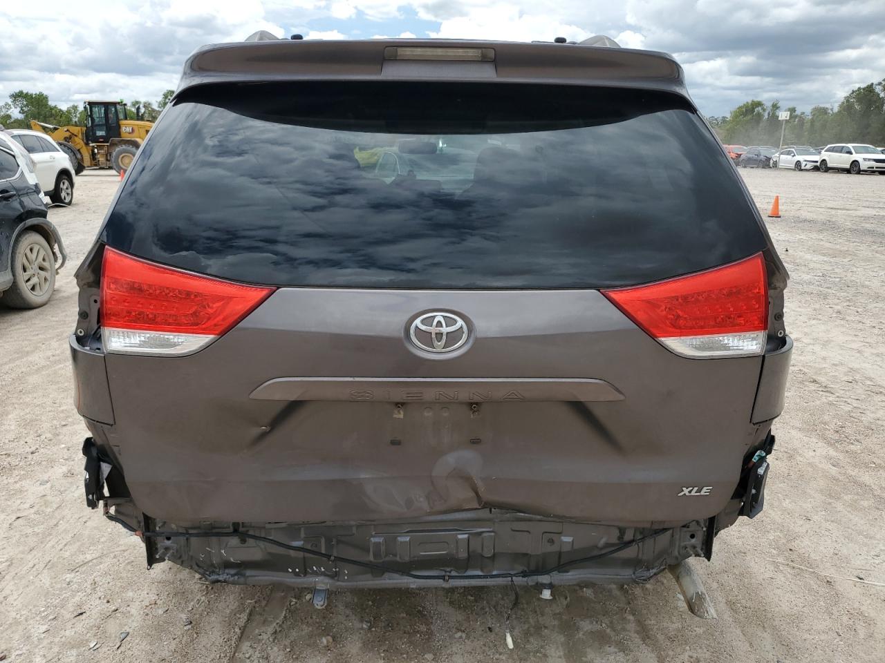 5TDYK3DC5DS328729 2013 Toyota Sienna Xle