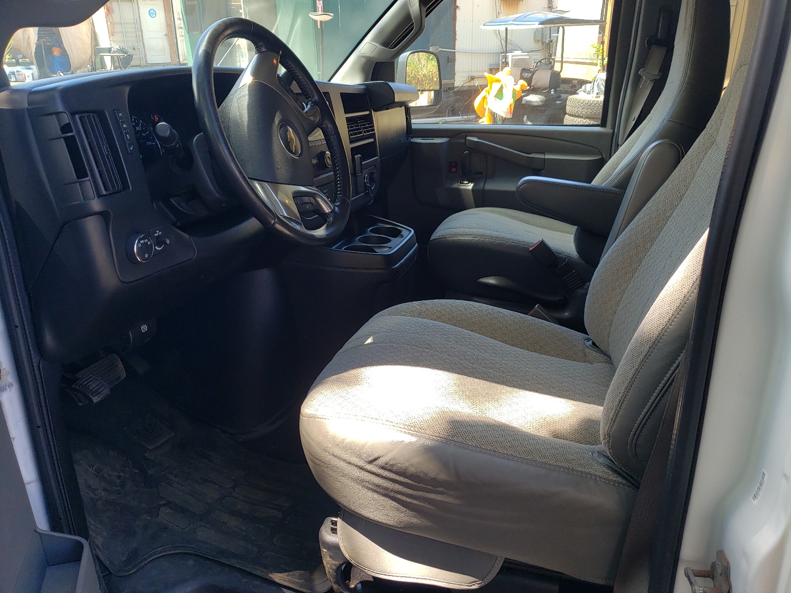 1GAZGMFP4K1359226 2019 Chevrolet Express G3500 Lt