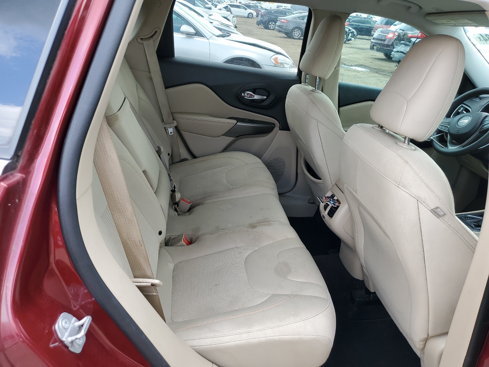 1C4PJLCB2KD241371 2019 Jeep Cherokee Latitude