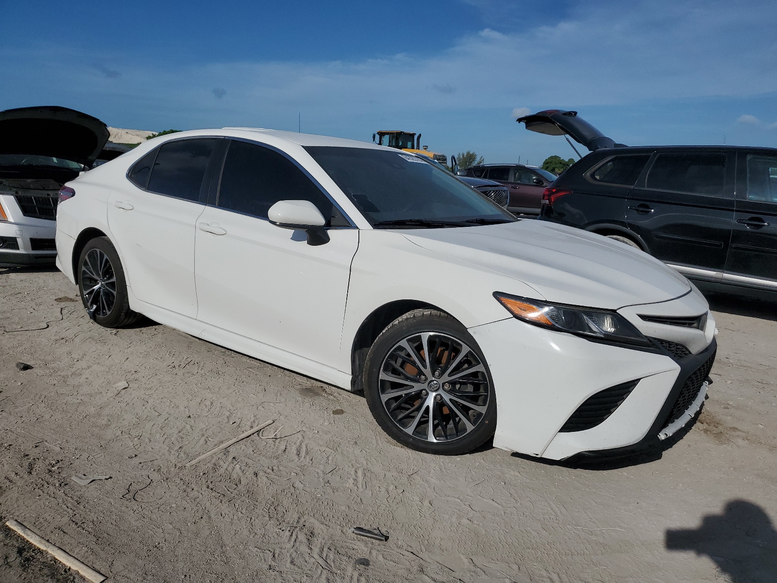 2018 Toyota Camry L vin: 4T1B11HK1JU676934