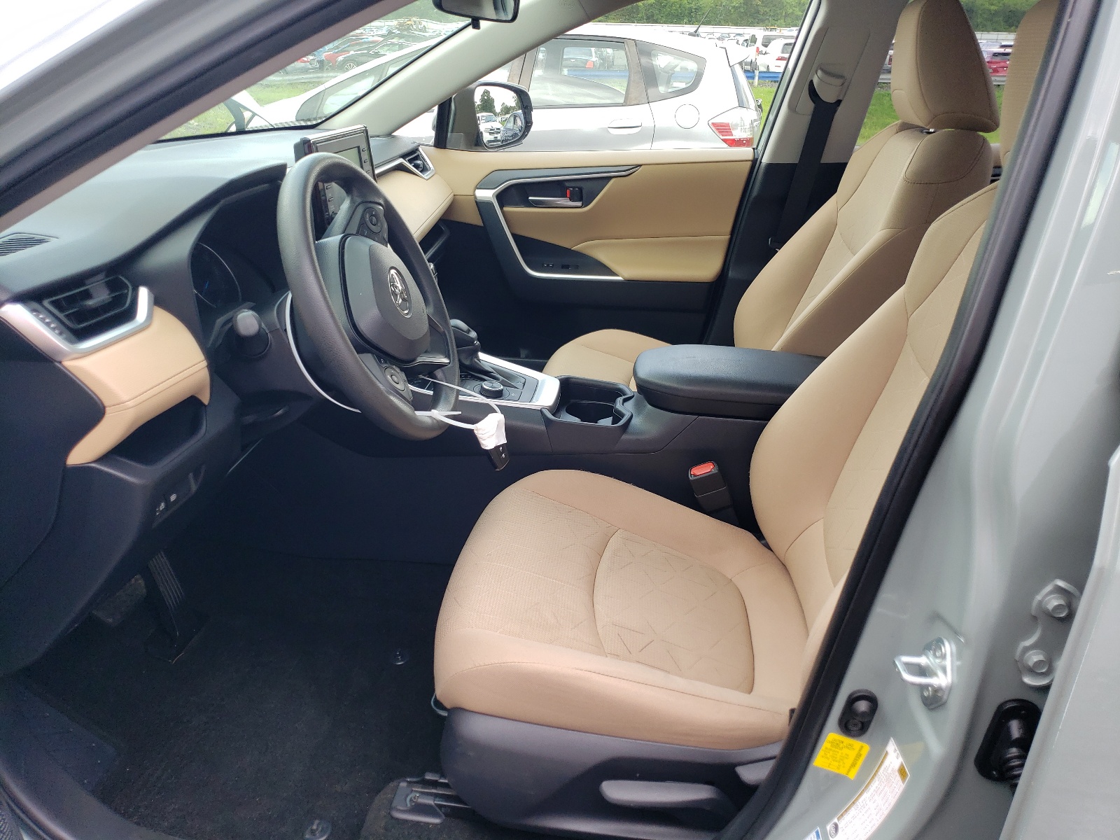 JTMRWRFV5KJ018066 2019 Toyota Rav4 Xle